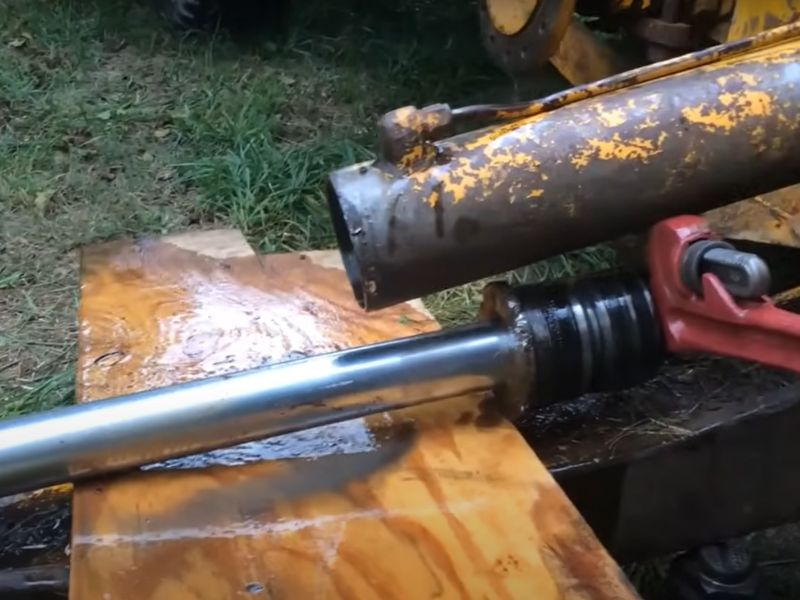 Cómo eliminar el cilindro hidráulico de la excavadora